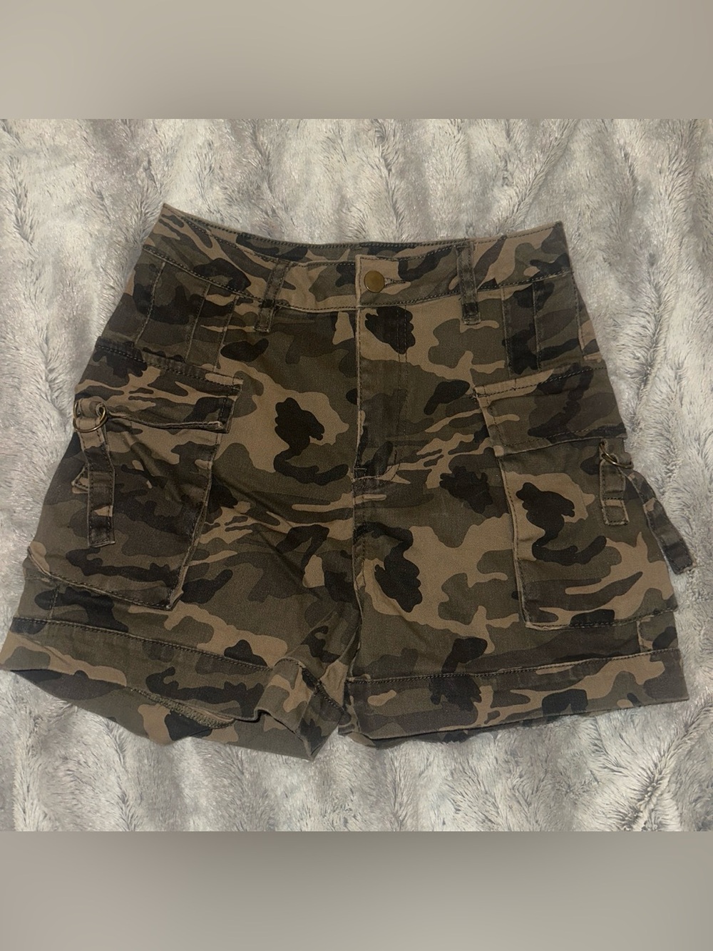 BRAND NEW w/o tag women’s small ‘Windsor’ Camo high-waist cargo shorts